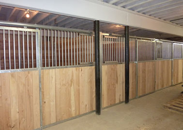 10x10m / stalle d'acciaio del cavallo di 12x12m, parti anteriori equine aperte della stalla con i corredi di legno
