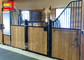 Divisioni della stalla del cavallo ricoperte polvere classica di isolato con la porta a battenti ed i divisori