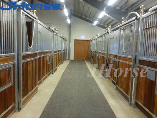 Stalla stabile del cavallo di bambù resistente alle intemperie su misura con lo scivolamento del tipo porta