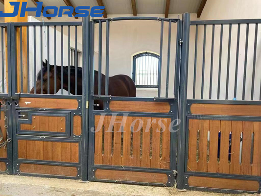 La stalla del cavallo del metallo del bambù del legno duro riveste 14ft di pannelli con la porta a battenti galvanizzata