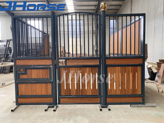 Spolverizzi la scatola d'acciaio nera ricoprente delle stalle del cavallo su misura fatta