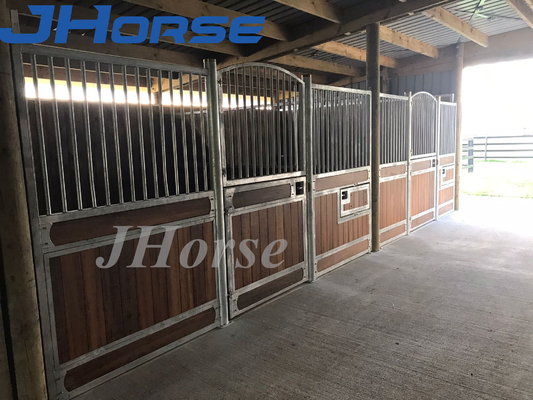 La stalla dell'interno del cavallo del rifornimento della struttura equestre di Premade riveste la stalla di pannelli semplice 4.0m del cavallo