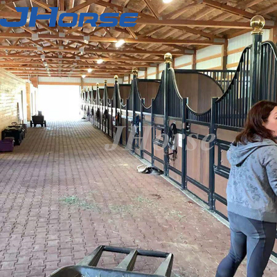 L'alta stalla resistente del cavallo riveste le parti anteriori di pannelli della stalla del cavallo con i tubi d'acciaio più ventilazione