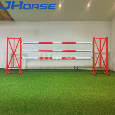 Attrezzature per salti a cavallo personalizzabili per eventi equini