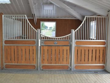 Le stalle europee professionali del cavallo hanno personalizzato il materiale di bambù di legno