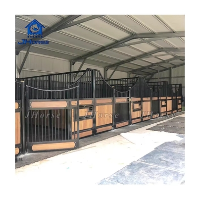 Stalle di cavalli europee personalizzabili a diverse altezze resistenti alle intemperie con porte oscillanti o scorrevoli