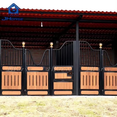 Stabilimento da cavallo in acciaio e bambù personalizzabile con porta a dondolo o porta scorrevole