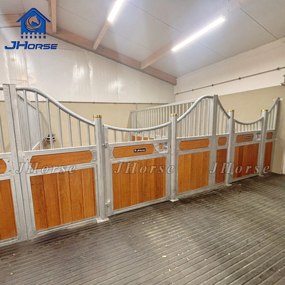 Fronti stabili a cavallo personalizzabili Acciaio e legno o materiali personalizzati con porta a dondolo o porta scorrevole